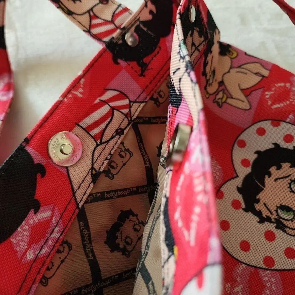 Betty Boop Magnetic Closure Tote Bag - Picture 5 of 6